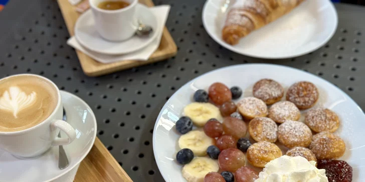 Máslový či plněný croissant, minipalačinky i horká čokoláda, káva či limonáda