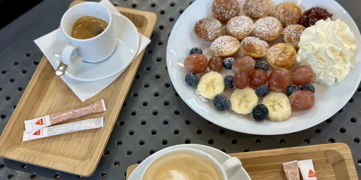 Máslový či plněný croissant, minipalačinky i horká čokoláda, káva či limonáda