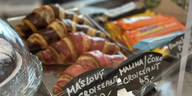 Máslový či plněný croissant, minipalačinky i horká čokoláda, káva či limonáda