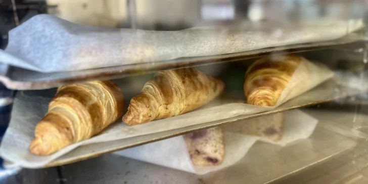 Máslový či plněný croissant, minipalačinky i horká čokoláda, káva či limonáda