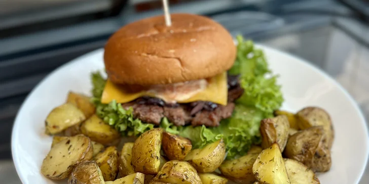 Hovězí hamburger, americké brambory či salát i limonáda dle výběru