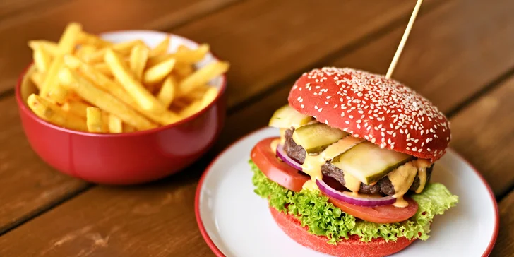 Šťavnaté burgery ve Flames Fusion: samostatně nebo v menu s přílohou a nápojem