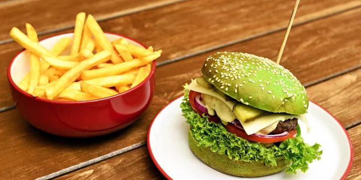 Šťavnaté burgery ve Flames Fusion: samostatně nebo v menu s přílohou a nápojem