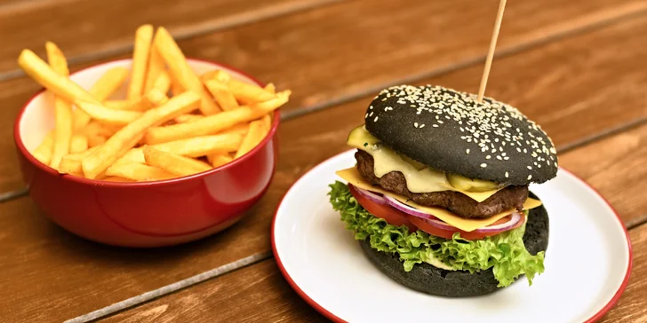 Šťavnaté burgery ve Flames Fusion: samostatně nebo v menu s přílohou a nápojem