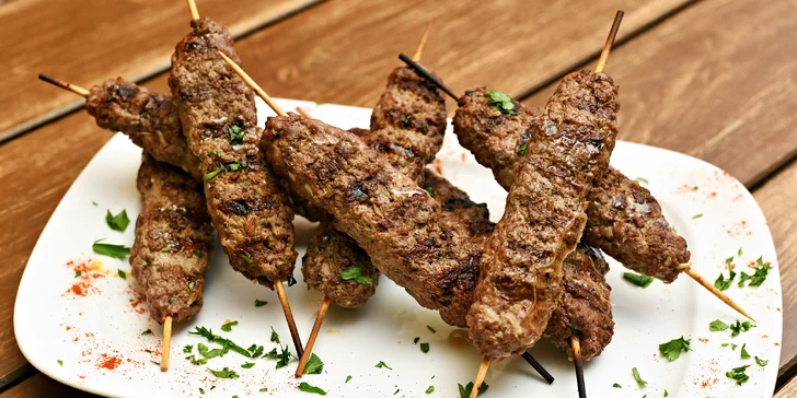 500–2 000 Kč na cokoliv v restauraci Flames Fusion: burgery, masové dobroty, saláty i pití