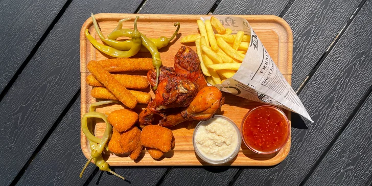 Prkno plné dobrot v kinokavárně: kuřecí paličky, nugetky, mozzarella sticks i hranolky