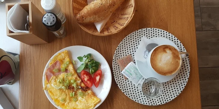 Sladká či slaná snídaně dle výběru a káva či džus pro jednoho v bistru Nová hra