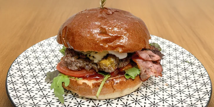 200g hovězí burger dle výběru: klasický, cheeseburger, BBQ, jalapeños i piri piri