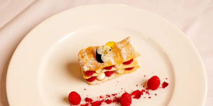 Pětichodové menu s panenkou a rump steakem i relaxace ve wellness pro 2 osoby
