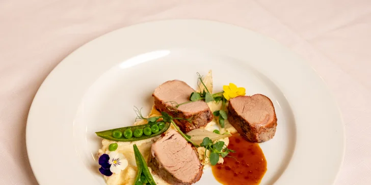 Pětichodové menu s panenkou a rump steakem i relaxace ve wellness pro 2 osoby