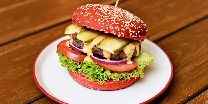 Šťavnaté burgery ve Flames Fusion: samostatně nebo v menu s přílohou a nápojem