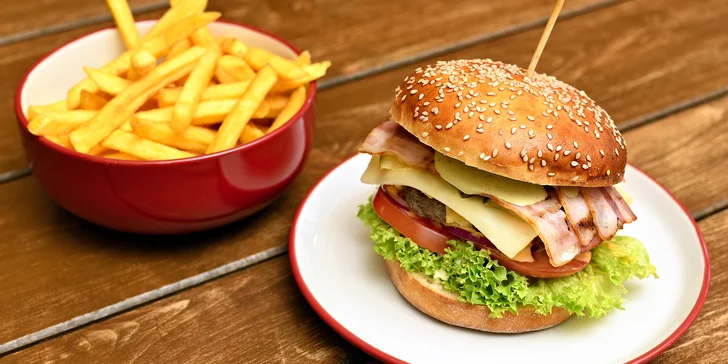 Šťavnaté burgery ve Flames Fusion: samostatně nebo v menu s přílohou a nápojem