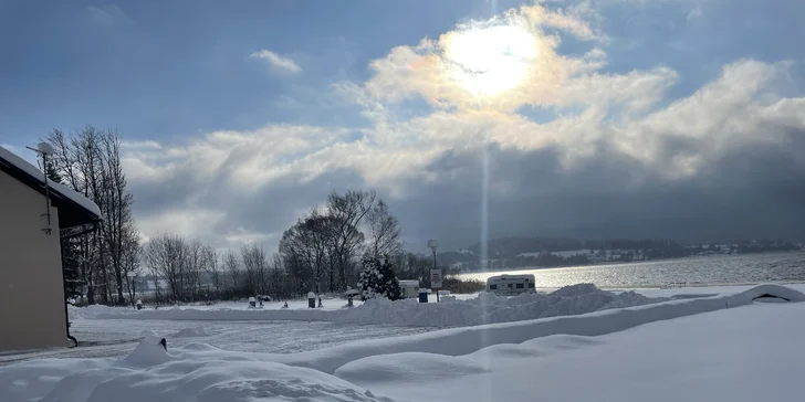 Dovolená na břehu Lipna: možnost snídaní, výlety, sport, v zimě běžky i sjezdovky