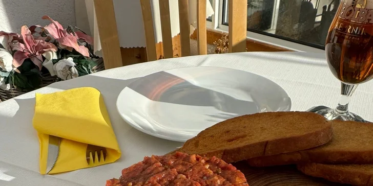 200 či 400 g namíchaného tataráku z falešné svíčkové vč. topinek a česneku