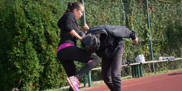 Kurz sebeobrany pro 2-6 osob: výuka kopů, chvatů a úderů, právní teorie i tipy na doma