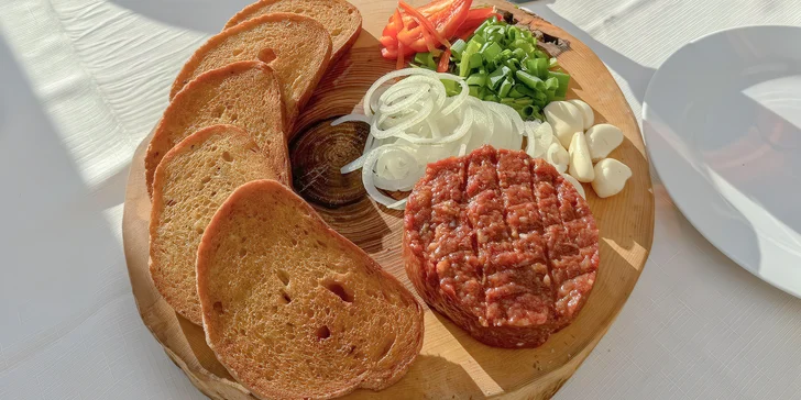 200 či 400 g namíchaného tataráku z falešné svíčkové vč. topinek a česneku