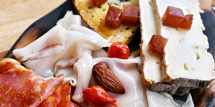 Španělské menu pro 2 osoby: tapas, slávky, foie gras, chobotnice i dezert a španělské víno