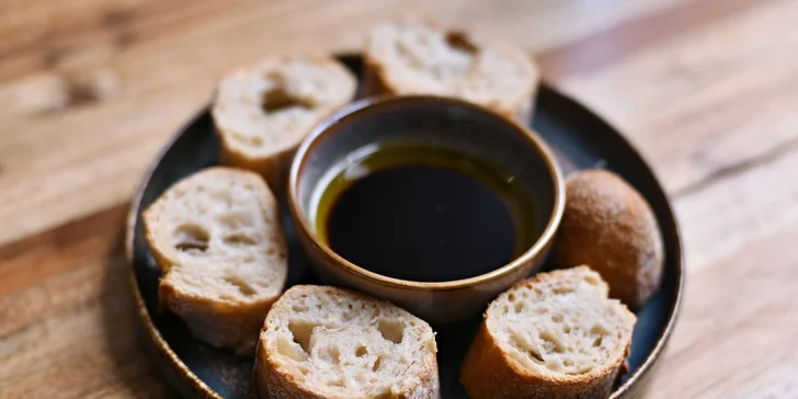 Španělské menu pro 2 osoby: tapas, slávky, foie gras, chobotnice i dezert a španělské víno