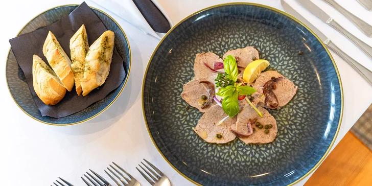 Degustační menu Festival chutí pro 2 osoby: vitello tonnato, panenka, steak i dezert