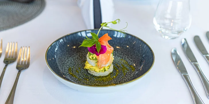 Degustační menu Festival chutí pro 2 osoby: vitello tonnato, panenka, steak i dezert