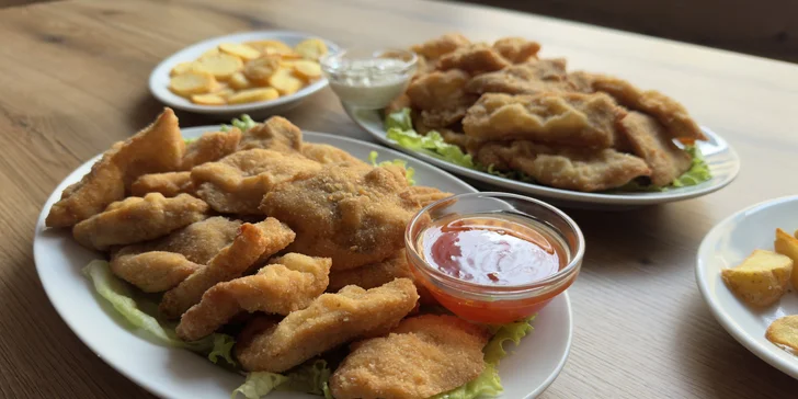 500 g či 1 kg kuřecích a vepřových řízků vč. přílohy dle výběru a omáček