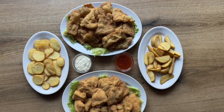 500 g či 1 kg kuřecích a vepřových řízků vč. přílohy dle výběru a omáček