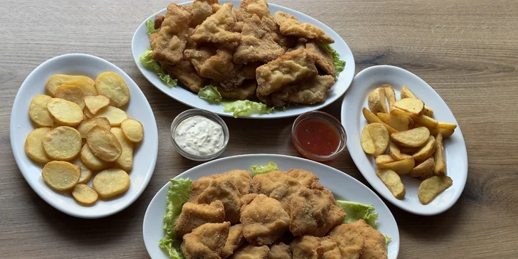 500 g či 1 kg kuřecích a vepřových řízků vč. přílohy dle výběru a omáček