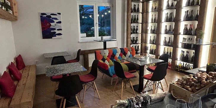 Variace italských sýrů se sklenkou nebo lahví prosecca v Caffe Lobzy