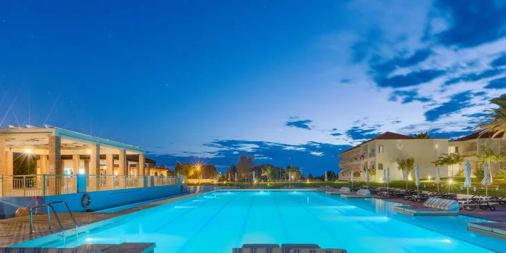 Letecky na Lesbos: 4* hotel Aeolian Village Beach Resort s all inclusive