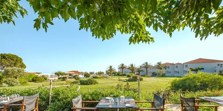 Letecky na Lesbos: 4* hotel Aeolian Village Beach Resort s all inclusive