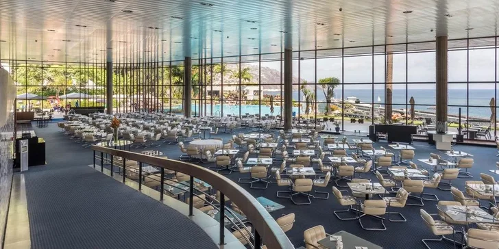 Na Madeiru letecky: 5* Hotel Pestana Casino s polopenzí a střešním bazénem s výhledem na moře