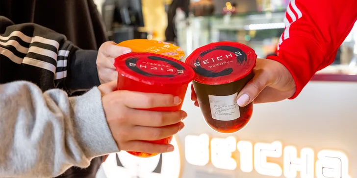 Ovocné nebo mléčné bubble tea s želé, tapiokou nebo bobou v podniku Geicha v Porubě