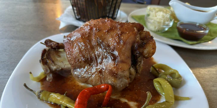 1 kg vepřového kolena s pečivem, beraními rohy, zelným salátem, hořčicí a křenem