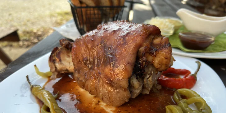1 kg vepřového kolena s pečivem, beraními rohy, zelným salátem, hořčicí a křenem