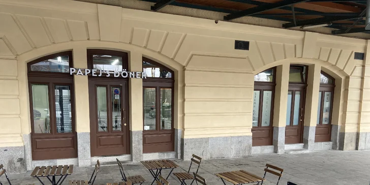 Velký a pořádně plný sendvič steak döner s hranolky v novém bistru