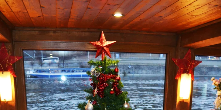 Naloďte se na Vánoce: adventní plavba po Vltavě se svařákem, koledami a cukrovím