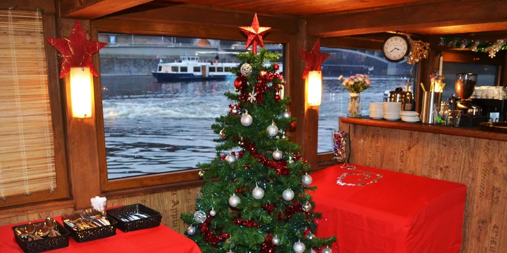 Naloďte se na Vánoce: adventní plavba po Vltavě se svařákem, koledami a cukrovím