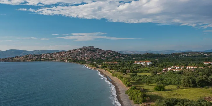 Lesbos letecky: hotel Delfinia*** v letovisku Molyvos jen kousek od pláže, snídaně i bazén