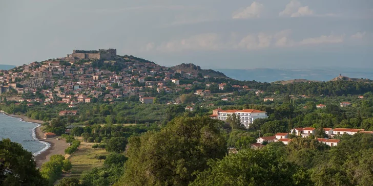 Lesbos letecky: hotel Delfinia*** v letovisku Molyvos jen kousek od pláže, snídaně i bazén