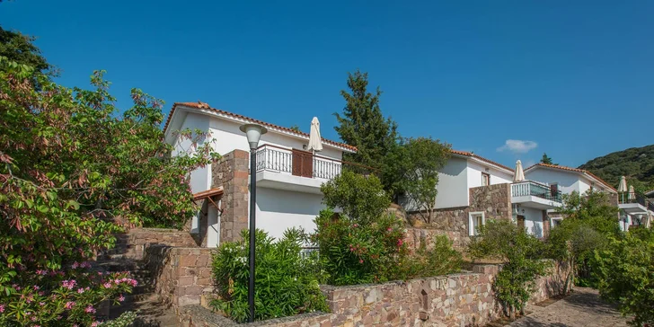 Lesbos letecky: hotel Delfinia*** v letovisku Molyvos jen kousek od pláže, snídaně i bazén