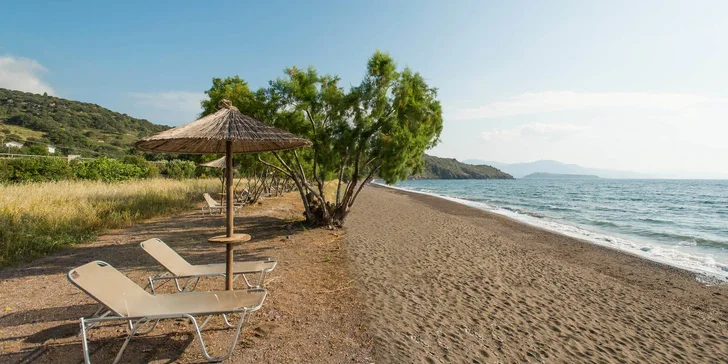Lesbos letecky: hotel Delfinia*** v letovisku Molyvos jen kousek od pláže, snídaně i bazén