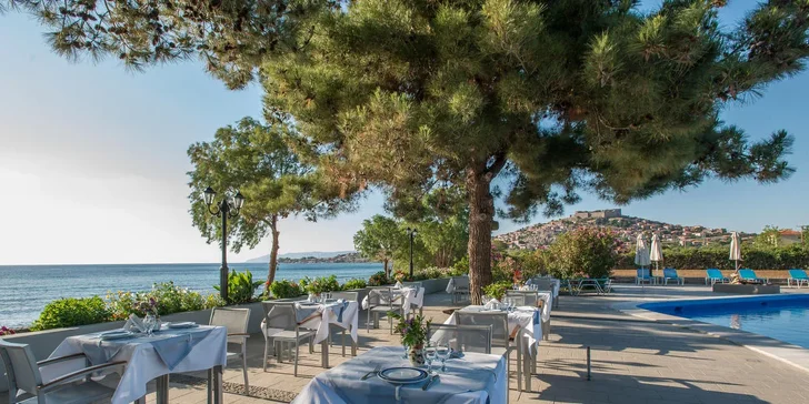 Lesbos letecky: hotel Delfinia*** v letovisku Molyvos jen kousek od pláže, snídaně i bazén