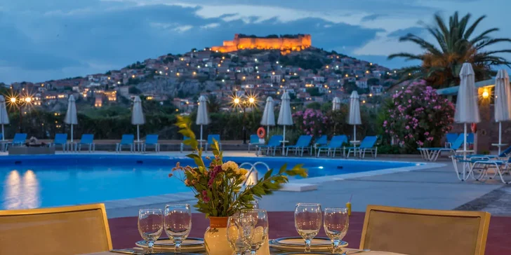 Lesbos letecky: hotel Delfinia*** v letovisku Molyvos jen kousek od pláže, snídaně i bazén