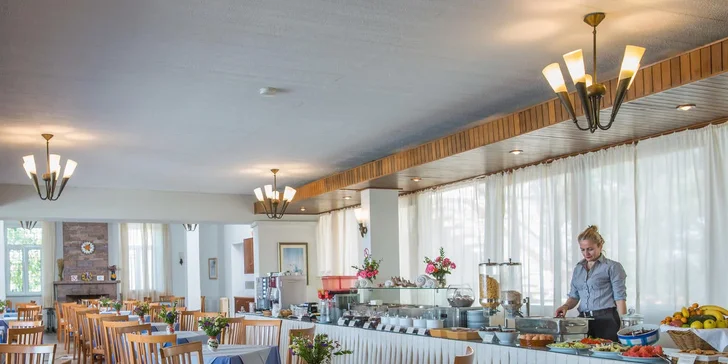 Lesbos letecky: hotel Delfinia*** v letovisku Molyvos jen kousek od pláže, snídaně i bazén