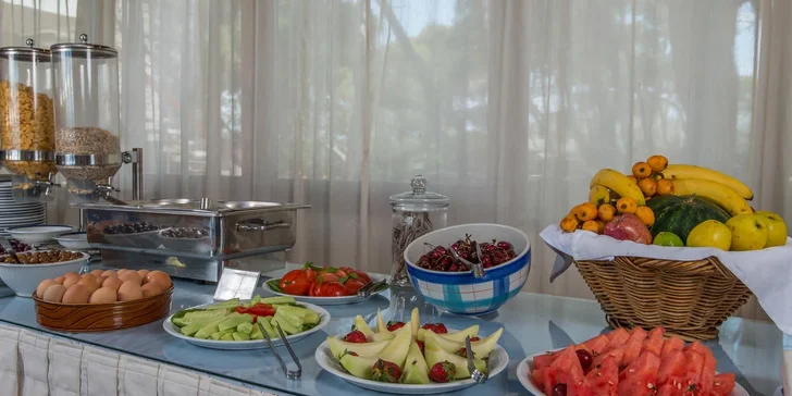 Lesbos letecky: hotel Delfinia*** v letovisku Molyvos jen kousek od pláže, snídaně i bazén