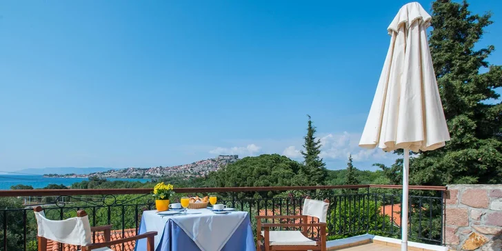 Lesbos letecky: hotel Delfinia*** v letovisku Molyvos jen kousek od pláže, snídaně i bazén