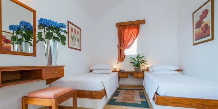 Lesbos letecky: hotel Delfinia*** v letovisku Molyvos jen kousek od pláže, snídaně i bazén