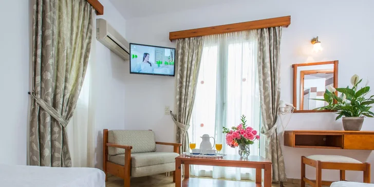Lesbos letecky: hotel Delfinia*** v letovisku Molyvos jen kousek od pláže, snídaně i bazén