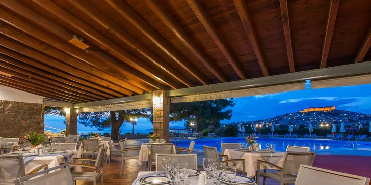 Lesbos letecky: hotel Delfinia*** v letovisku Molyvos jen kousek od pláže, snídaně i bazén