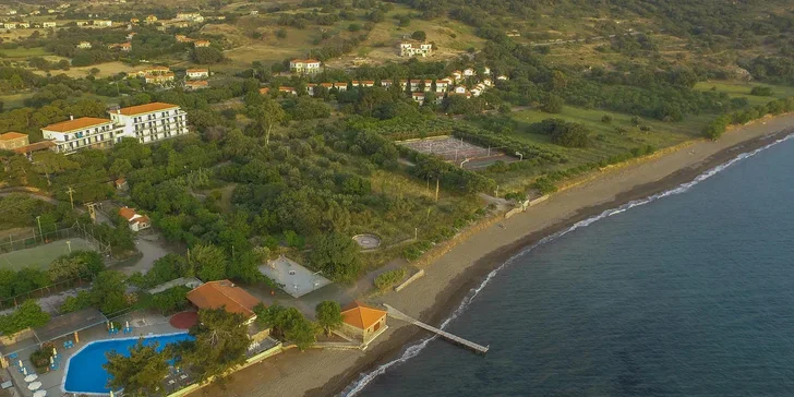 Lesbos letecky: hotel Delfinia*** v letovisku Molyvos jen kousek od pláže, snídaně i bazén